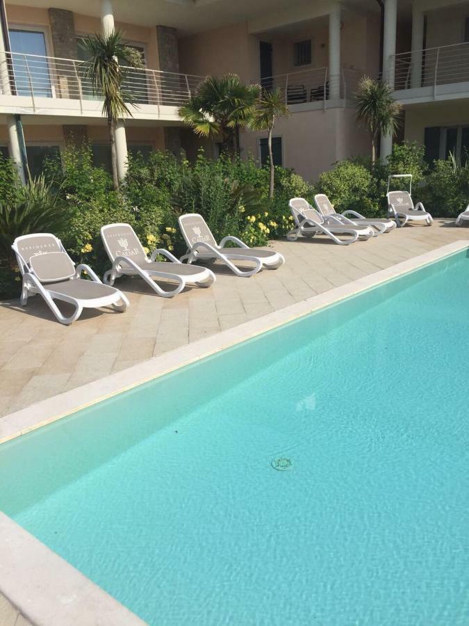 סירמיונה De Luxe Apartments Eden מראה חיצוני תמונה